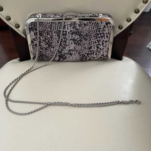 Le Chateau Gray Silver snakeskin design Crossbody Bag or Clutch - Picture 2 of 9